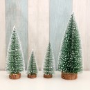 Mini brad decorativ realizat din plastic pentru Craciun cu suport lemn.10 cm - Brazi - reducerim.ro