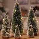 Mini brad decorativ realizat din plastic pentru Craciun cu suport lemn.10 cm - Brazi - reducerim.ro