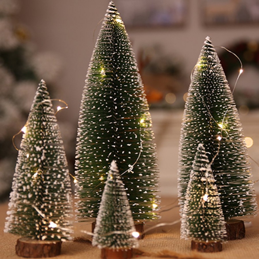 Mini brad decorativ realizat din plastic pentru Craciun cu suport lemn.10 cm - Brazi - reducerim.ro